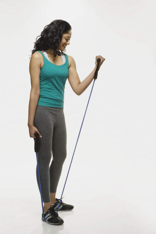 一个人,站,竖图,室内,白天,白色背景,正面,锻炼,运动,亚洲,仅一个年轻女性,仅一个女性,仅一个人,一根,握,服装,背心,拿,拿着,注视,运动器械,衣服,绿色,观察,看,站着,健身器械,握着,摄影,服饰,影棚,观看,察看,衣着,穿着,关注,健身器材,阻力带,衣饰,体育,年轻女性,女人,女性,亚洲人,印度人,站立,彩图,全身,影棚拍摄,健身,拍摄,运动器材