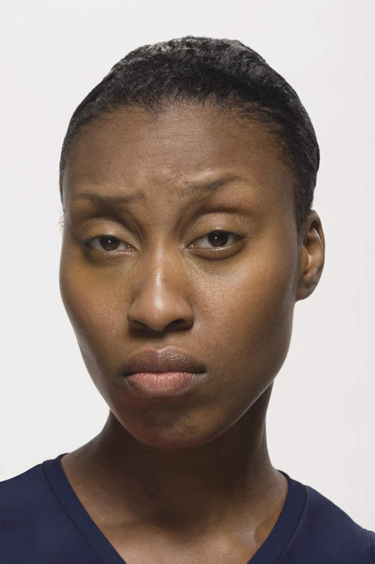 西方人,脸,头,脸颊,一个人,竖图,室内,特写,白天,白色背景,正面,欧洲,非洲,黑人,欧洲人,仅一个年轻女性,仅一个女性,仅一个人,服装,注视,休闲装,肩膀,衣服,观察,看,休闲,皱眉,休闲服,摄影,服饰,影棚,观看,疑惑,察看,关注,年轻女性,女人,女性,非洲人,头部,脸部,脸蛋,面部,半身,彩图,影棚拍摄,拍摄