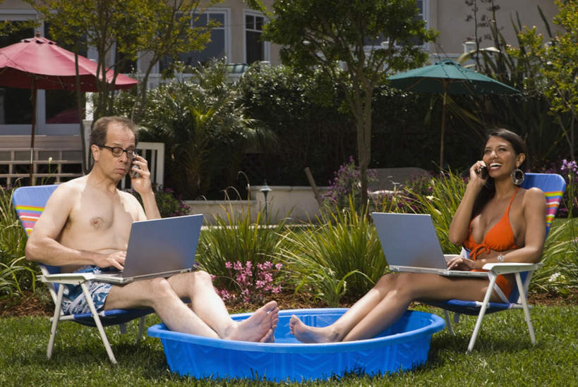 西方人,两个人,坐,笑,说,打电话,微笑,露齿笑,横图,室外,白天,正面,泳装,比基尼,爱情,讨论,电脑,笔记本电脑,草地,草坪,植物,电话,手机,椅子,欧洲,欧洲人,一副,握,阴影,短裤,裤子,光线,网络,伞,眼镜,影子,雨伞,遮阳伞,躺椅,浪漫,注视,通讯设备,阳伞,裸露,草,树,树木,蓝色,绿色,阳光,自然,容器,观察,看,温暖,温馨,恩爱,握着,沙滩裤,恋人,生长,成长,观看,储藏,老花镜,沙滩椅,和睦,察看,无线,太阳伞,储存,关注,裸,通信设备,无线网络,无线上网,便携式电脑,远视眼镜,交流,手提电脑,老年男性,男人,男性,年轻女性,女人,女性,白种人,情侣,沟通,讲话,交谈,商讨,说话,谈话,通话,坐着,彩图,全身,三点式,泳衣,两部,伴侣,融洽,贮存