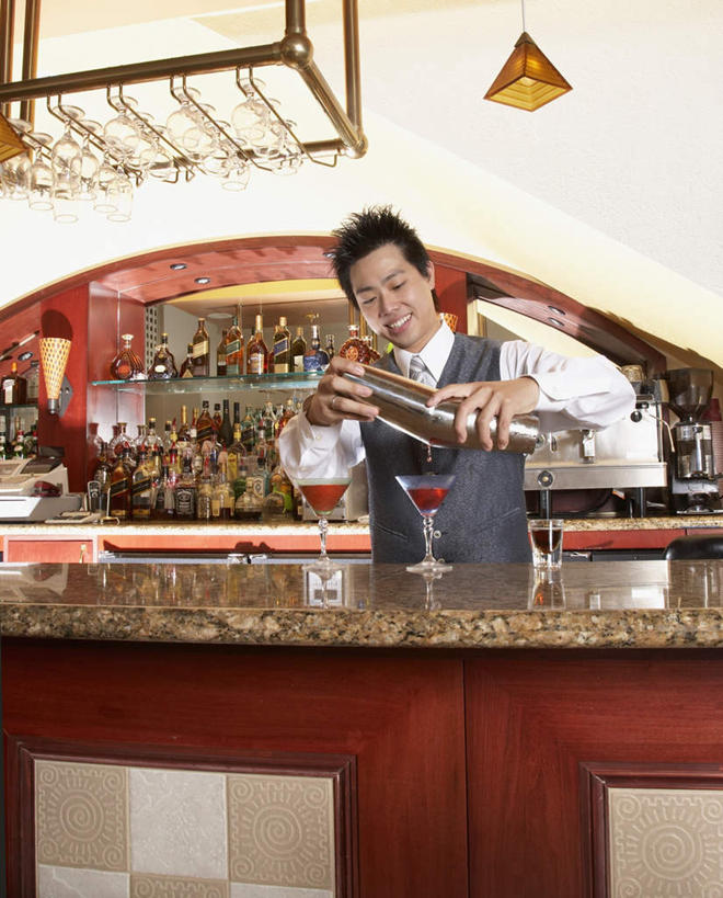 东方人,一个人,酒吧,站,笑,微笑,露齿笑,竖图,室内,白天,正面,工作服,制服,桌面,桌子,杯子,照明,亚洲,仅一个男性,仅一个人,握,木制,高脚杯,灯光,调酒器,红酒杯,拿,拿着,注视,黄种人,吊灯,玻璃制品,灯,仅一个年轻男性,酒杯,木制品,灯具,鸡尾酒,观察,看,站着,握着,观看,照亮,察看,调酒壶,葡萄酒杯,照明设备,关注,酒保,贝利尼鸡尾酒,贝里尼鸡尾酒,工作制服,调酒瓶,雪克杯,雪克壶,摇酒壶,摇酒器,男人,男性,年轻男性,亚洲人,侍者,玻璃杯,站立,半身,彩图,工作套服,酒吧间,贝利尼