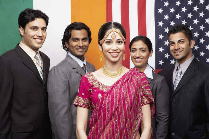 西方人,同事,商务人士,商务男性,商务女性,站,笑,微笑,露齿笑,横图,室内,白天,正面,民族服装,衬衫,成功,合作,团队,集体,信心,旗帜,国旗,欧洲,欧洲人,亚洲,五个人,一排,套装,整齐,头饰,领带,许多人,注视,队伍,星条旗,装饰品,排列,耳环,饰品,首饰,观察,看,站着,一群人,美国国旗,服饰,观看,飘逸,察看,领导,象征,庄重,成就,队列,关注,追求,商务装,身份,合伙,领袖,工薪阶层,纱丽,印度国旗,雅致,正式,地位,耳饰,纱丽服,清婉,妍丽,男人,男性,年轻男性,年轻女性,女人,女性,中年男性,白种人,亚洲人,印度人,白领,上班族,旗,站立,半身,彩图,衬衣,传统服装,民俗服,美利坚合众国国旗,奢华