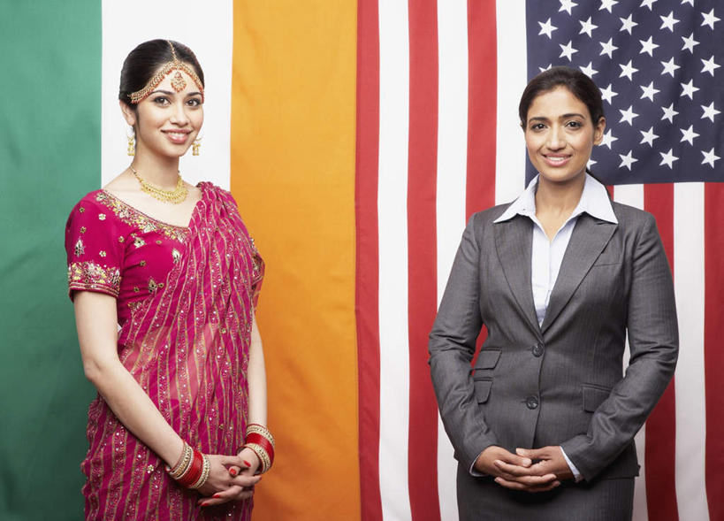 两个人,同事,商务人士,商务女性,站,笑,微笑,露齿笑,横图,室内,白天,正面,民族服装,成功,合作,团队,集体,信心,旗帜,国旗,亚洲,握,套装,头饰,注视,队伍,星条旗,装饰品,耳环,饰品,首饰,观察,看,站着,握着,美国国旗,服饰,观看,飘逸,察看,领导,庄重,成就,关注,追求,商务装,合伙,领袖,工薪阶层,纱丽,印度国旗,雅致,耳饰,纱丽服,清婉,妍丽,年轻女性,女人,女性,亚洲人,印度人,白领,上班族,旗,站立,半身,彩图,传统服装,民俗服,美利坚合众国国旗,奢华