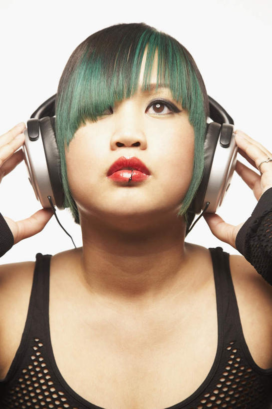 东方人,脸,头,脸颊,手,头发,一个人,竖图,室内,特写,白天,白色背景,正面,化妆,美容,快乐,满意,幸福,吊带,亚洲,双手,仅一个年轻女性,仅一个女性,仅一个人,护肤,服装,音响,音乐,听,注视,吊带衫,黄种人,娱乐,肩膀,衣服,绿色,黑色,彩妆,耳机,扶,观察,看,保养,享受,休闲,手部,放松,保健,摄影,服饰,影棚,观看,察看,舒适,享乐,扶着,衣着,穿着,关注,挑染,养颜,衣饰,年轻女性,女人,女性,亚洲人,头部,脸部,脸蛋,面部,半身,彩图,影棚拍摄,拍摄,短发