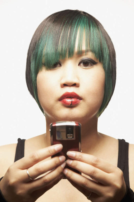 东方人,脸,头,脸颊,手,头发,一个人,站,打电话,竖图,室内,特写,白天,白色背景,正面,化妆,美容,电话,手机,吊带,亚洲,双手,仅一个年轻女性,仅一个女性,仅一个人,护肤,握,服装,拿,拿着,注视,吊带衫,黄种人,通讯设备,肩膀,衣服,绿色,彩妆,观察,看,站着,保养,享受,休闲,手部,放松,握着,保健,摄影,服饰,影棚,观看,察看,衣着,穿着,关注,挑染,养颜,衣饰,交流,年轻女性,女人,女性,亚洲人,头部,脸部,脸蛋,面部,沟通,通话,站立,半身,彩图,影棚拍摄,拍摄,短发