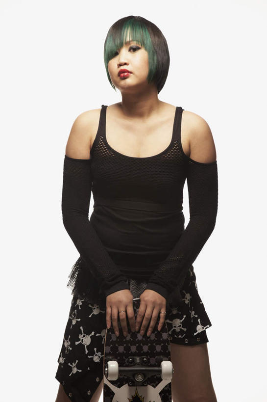 东方人,头发,一个人,站,竖图,室内,白天,白色背景,正面,化妆,美容,锻炼,运动,吊带,亚洲,仅一个年轻女性,仅一个女性,仅一个人,护肤,握,服装,装饰,拿,拿着,注视,吊带衫,黄种人,极限运动,衣服,绿色,彩妆,手套,观察,看,站着,保养,享受,休闲,温暖,放松,握着,保健,摄影,服饰,影棚,滑板,观看,保暖,华丽,点缀,察看,衣着,御寒,穿着,关注,挑染,养颜,衬托,美观,雅致,雅观,衣饰,体育,年轻女性,女人,女性,亚洲人,站立,半身,彩图,影棚拍摄,健身,拍摄,滑板运动,短发