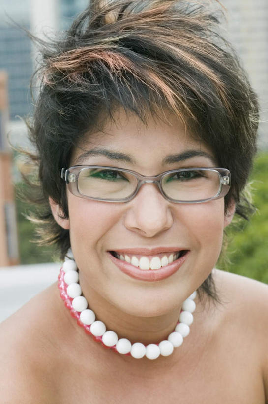 西方人,脸,头,脸颊,一个人,笑,微笑,露齿笑,竖图,室外,特写,白天,正面,植物,项链,欧洲,欧洲人,仅一个年轻女性,仅一个女性,仅一个人,朦胧,模糊,眼镜,棕色,注视,肩膀,装饰品,树,树木,粉色,绿色,自然,饰品,首饰,观察,看,生长,成长,观看,察看,关注,挑染,近视眼镜,年轻女性,女人,女性,白种人,头部,脸部,脸蛋,面部,半身,彩图,短发