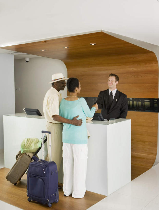 西方人,中年人,背部,三个人,家庭,夫妻,前台,店员,宾馆,站,抱,笑,微笑,露齿笑,竖图,室内,白天,正面,西装,爱情,桌子,帽子,欧洲,非洲,黑人,欧洲人,握,套装,服装,正装,草帽,拉杆箱,旅行箱,办公桌,浪漫,拿,拿着,注视,休闲装,职业装,衣服,行李箱,箱子,观察,看,站着,营业员,休闲,温暖,温馨,一家人,休闲服,服务台,房卡,恩爱,握着,恋人,服饰,抱着,观看,出差,和睦,察看,搂着,开启,关注,住宿,保全,就寝,销售人员,平安,男人,男性,女人,女性,中年男性,中年女性,白种人,非洲人,夫妇,情侣,售货员,搂,搂抱,站立,半身,彩图,旅行,客店,客栈,旅店,旅馆,旅舍,汽车旅馆,帮助台,呼叫台,伴侣,融洽