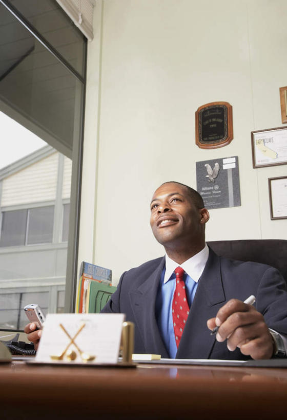 西方人,一个人,商务人士,商务男性,办公室,坐,笑,微笑,竖图,室内,白天,仰视,衬衫,成功,胜利,窗户,家具,桌子,椅子,欧洲,非洲,黑人,欧洲人,仅一个男性,仅一个人,仅一个中年男性,握,套装,笔,办公桌,墙,办公用品,领带,拿,拿着,注视,玻璃窗,墙壁,墙面,文具,白板,会议椅,记号笔,学习用品,观察,看,光彩,握着,观看,办公椅,马克笔,麦克笔,文具用品,察看,象征,庄重,关注,奖励,商务装,身份,记录板,奖状,荣誉,工薪阶层,记事板,办公家具,正式,地位,商务椅,培训椅,荣耀,光荣,男人,男性,中年男性,非洲人,白领,上班族,坐着,半身,彩图,低角度拍摄,衬衣,证明书