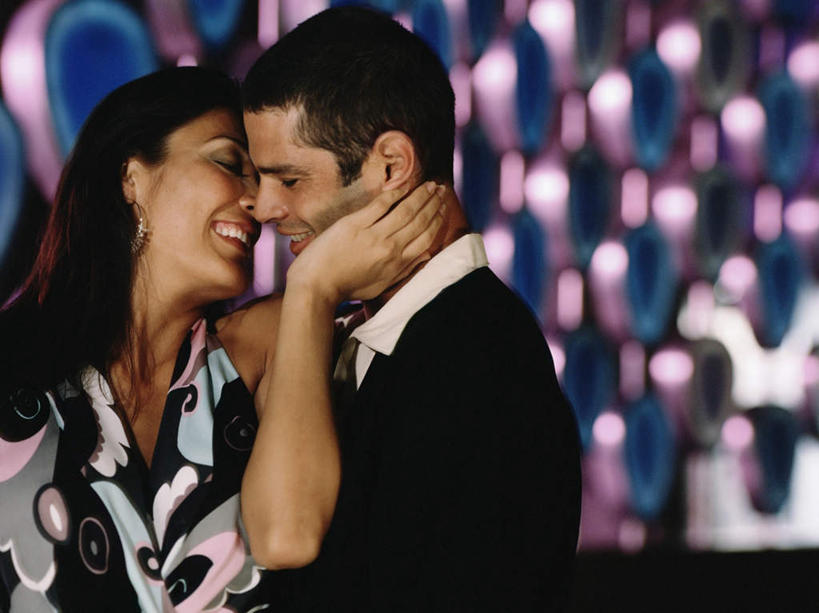 西方人,两个人,站,闭眼,捧,笑,微笑,露齿笑,横图,室内,夜晚,正面,裙子,西装,爱情,聚会,奢侈,夜生活,欧洲,欧洲人,连衣裙,套装,正装,朦胧,模糊,浪漫,职业装,娱乐,装饰品,耳环,饰品,首饰,站着,休闲,温暖,温馨,恩爱,放松,恋人,夜店,和睦,迪厅,夜总会,耳饰,男人,男性,年轻男性,年轻女性,女人,女性,白种人,情侣,闭眼睛,闭着眼,闭着眼睛,端,端着,捧着,手捧,站立,半身,彩图,伴侣,融洽