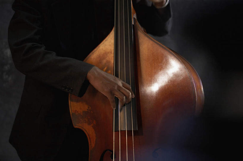 西方人,手,一个人,音乐家,坐,横图,室内,夜晚,正面,西装,欧洲,非洲,黑人,欧洲人,双手,仅一个男性,仅一个人,仅一个中年男性,套装,正装,大提琴,乐器,弦乐器,弹奏,职业装,手部,弓拉弦乐器,弓拉弦鸣乐器,男人,男性,中年男性,非洲人,乐师,音乐工作者,坐着,半身,彩图