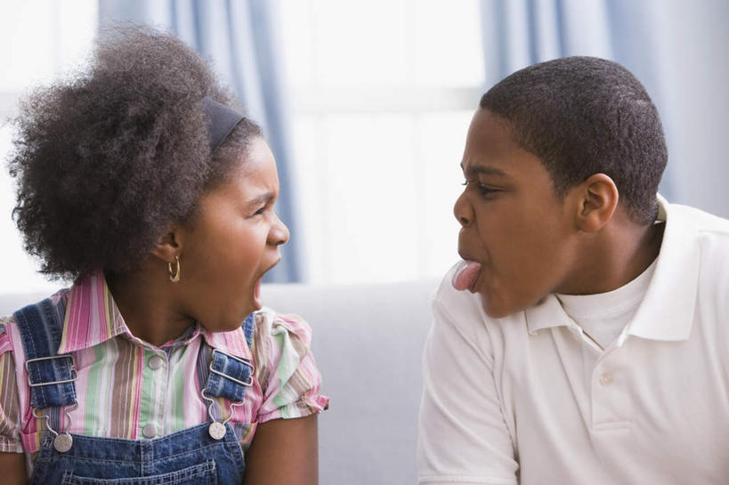 西方人,儿童,两个人,家庭,客厅,坐,横图,室内,白天,正面,纯洁,窗户,窗帘,沙发,欧洲,非洲,黑人,欧洲人,服装,裤子,生气,装饰,注视,休闲装,吐舌头,玻璃窗,相视,装饰品,小孩,衣服,帘子,耳环,饰品,首饰,观察,看,伸舌头,休闲,温暖,温馨,鬼脸,一家人,面对面,休闲服,吐舌,背带裤,遮阳,可爱,童年,童趣,愤怒,服饰,观看,对视,恼怒,华丽,修饰,点缀,和睦,察看,起居室,愤慨,互视,怒气,气愤,发怒,关注,怒火,相对,情绪,脾气,布艺沙发,童真,烂漫,无邪,相看,忿怒,怨恨,强烈,衬托,美观,雅致,雅观,耳饰,客堂,气忿,愤恨,肝火,饭单裤,工装裤,激动,天真,男孩,男人,男性,女孩,女人,女性,非洲人,坐着,半身,彩图,融洽,男生,女生