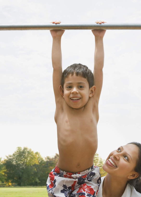 西方人,儿童,中年人,两个人,家庭,母亲,儿子,站,拉,笑,引体向上,微笑,露齿笑,竖图,室外,白天,正面,锻炼,旅游,度假,纯洁,运动,单杠,草地,草坪,植物,欧洲,欧洲人,阴影,服装,裤子,光线,影子,注视,休闲装,娱乐,运动器械,裸露,草,树,树木,小孩,衣服,绿色,阳光,自然,观察,看,站着,享受,休闲,温暖,温馨,母子,一家人,休闲服,健身器械,放松,可爱,母爱,童年,童趣,服饰,生长,成长,观看,和睦,察看,关注,室外运动,裸,健身器材,户外运动,童真,烂漫,无邪,天真,男孩,女人,女性,中年女性,白种人,孩子,抬头,仰头,引体上升,站立,半身,彩图,健身,融洽,运动器材,男生