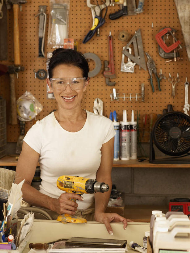 东方人,一个人,商店,站,笑,微笑,露齿笑,竖图,室内,白天,正面,安全,亚洲,仅一个女性,仅一个人,握,服装,眼镜,防护,拿,拿着,注视,休闲装,黄种人,商铺,衣服,观察,看,站着,仅一个中年女性,休闲,休闲服,握着,服饰,观看,电钻,护目镜,保护,察看,关注,保险,手电钻,电动工具,保全,周全,安稳,安定,安全防护眼镜,市肆,商号,平安,女人,女性,中年女性,亚洲人,站立,半身,彩图,店铺,五金店,防护眼镜