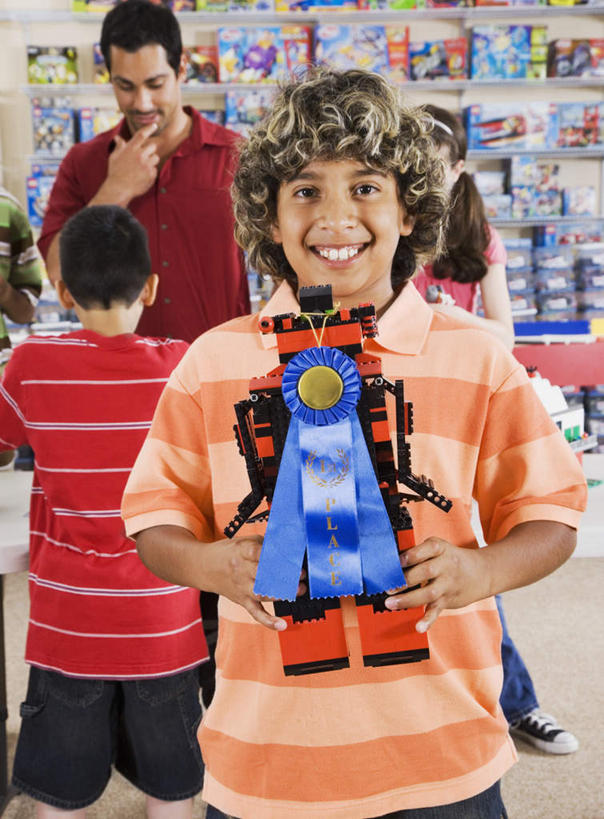 西方人,儿童,背部,三个人,伙伴,朋友,店员,商店,站,笑,微笑,露齿笑,竖图,室内,白天,正面,游戏,友谊,纯洁,帽子,玩具,欧洲,非洲,黑人,欧洲人,握,阴影,服装,反射,影子,墙,玩,注视,休闲装,娱乐,商铺,墙壁,墙面,小孩,衣服,观察,看,站着,营业员,休闲,休闲服,可爱,童年,童趣,益智,握着,服饰,观看,活动,察看,发泄,关注,消遣,智力,童真,玩具店,烂漫,无邪,宣泄,市肆,商号,销售人员,天真,友情,男孩,男人,男性,中年男性,白种人,非洲人,售货员,玩耍,嬉戏,站立,半身,彩图,店铺,男生