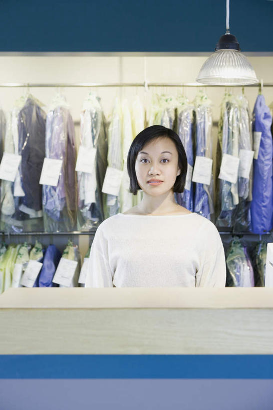 东方人,一个人,店员,商店,站,笑,微笑,竖图,室内,白天,正面,工作服,制服,衣架,亚洲,仅一个女性,仅一个人,许多,吊挂,悬挂,阴影,服装,反射,影子,挂,注视,黄种人,商铺,衣服,观察,看,站着,仅一个中年女性,营业员,服饰,观看,察看,衣着,穿着,关注,干洗店,市肆,商号,销售人员,工作制服,衣饰,女人,女性,中年女性,亚洲人,售货员,挂衣架,晾衣架,站立,半身,彩图,工作套服,店铺