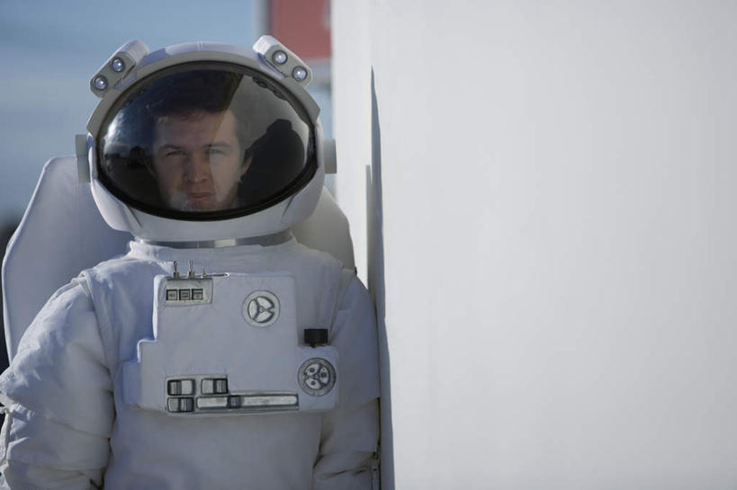 西方人,一个人,宇航员,站,横图,室外,白天,正面,探险,神秘,欧洲,欧洲人,仅一个男性,仅一个人,仅一个中年男性,宇航服,朦胧,模糊,科学,头盔,注视,自然,观察,看,站着,探索,观看,发现,天体,察看,太空服,关注,天文学,男人,男性,中年男性,白种人,站立,半身,彩图