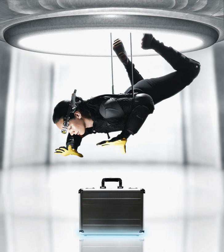 西方人,一个人,竖图,室内,白天,侧面,鞋,鞋子,欧洲,欧洲人,仅一个年轻女性,仅一个女性,仅一个人,一双,阴影,漂浮,中间,反射,包,公文包,影子,墙,皮革,注视,墙壁,墙面,一个,黑色,低头,观察,看,诱惑,单个,公事包,观看,察看,关注,间谍,年轻女性,女人,女性,白种人,彩图,全身,皮鞋,斥候,奸细,探子,细作,特工,特务