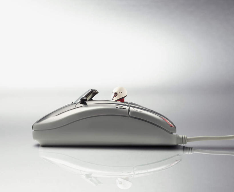 西方人,一个人,无人,坐,横图,室内,白天,白色背景,侧面,鼠标,数码,科技,赛车,欧洲,欧洲人,仅一个男性,仅一个人,仅一个中年男性,阴影,反射,网络,影子,高光,几何,计算机图形,合成,注视,输入设备,车,交通工具,观察,驾驶,看,行驶,观看,操纵,电脑合成图,数码合成图,控制,察看,合成图,关注,载具,一级方程式,操控,一级方程式赛车,写实,具体,具象,把持,男人,男性,中年男性,白种人,坐着,彩图,全身,世界一级方程式锦标赛,f1赛车