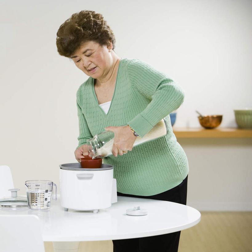 东方人,一个人,客厅,站,方图,室内,白天,正面,烹饪,桌面,桌子,厨具,亚洲,仅一个女性,仅一个人,握,服装,木制,电器,拿,拿着,注视,休闲装,黄种人,衣服,木制品,观察,看,站着,休闲,眯眼,休闲服,眯,握着,服饰,仅一个老年女性,观看,察看,家电,家用电器,关注,电饭锅,电饭煲,炊具,烹饪用具,电锅,老年女性,女人,女性,亚洲人,烹调用具,烹调,站立,半身,彩图,小家电