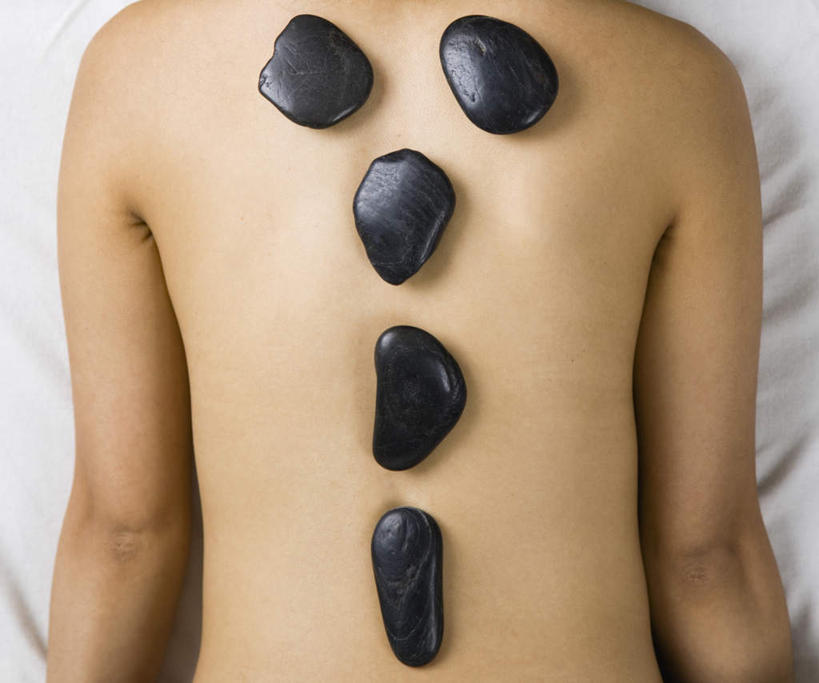 西方人,一个人,躺,横图,俯视,室内,白天,石头,床,欧洲,欧洲人,仅一个年轻女性,仅一个女性,仅一个人,石子,床单,被子,黑色,趴着,鹅卵石,被单,按摩石,按摩床,五块,卧着,年轻女性,女人,女性,白种人,石块,趴,躺着,卧,半身,彩图,高角度拍摄,搓背床,理疗床,美容床,指压床