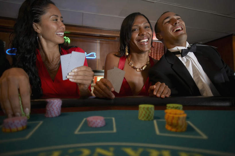 西方人,三个人,伙伴,朋友,坐,闭眼,笑,微笑,露齿笑,横图,室内,白天,正面,晚礼服,西装,爱情,游戏,友谊,赌博,贪欲,竞争,桌面,桌子,扑克牌,纸牌,玩具,扑克,欧洲,非洲,黑人,欧洲人,握,套装,正装,木制,浪漫,拿,玩,拿着,扭头,注视,职业装,娱乐,刺激,装饰品,耳环,木制品,饰品,首饰,观察,看,转头,休闲,温暖,温馨,恩爱,握着,筹码,恋人,观看,活动,计数,和睦,察看,发泄,关注,消遣,智力,赌具,积累,累积,21点,黑杰克,投机,侥幸,欲望,宣泄,筹马,耳饰,记数,友情,男人,男性,年轻男性,年轻女性,女人,女性,白种人,非洲人,情侣,闭眼睛,闭着眼,闭着眼睛,玩耍,嬉戏,坐着,半身,彩图,晚宴服,舞会服,洋服,洋装,夜礼服,二十一点,伴侣,融洽,胜负,输赢