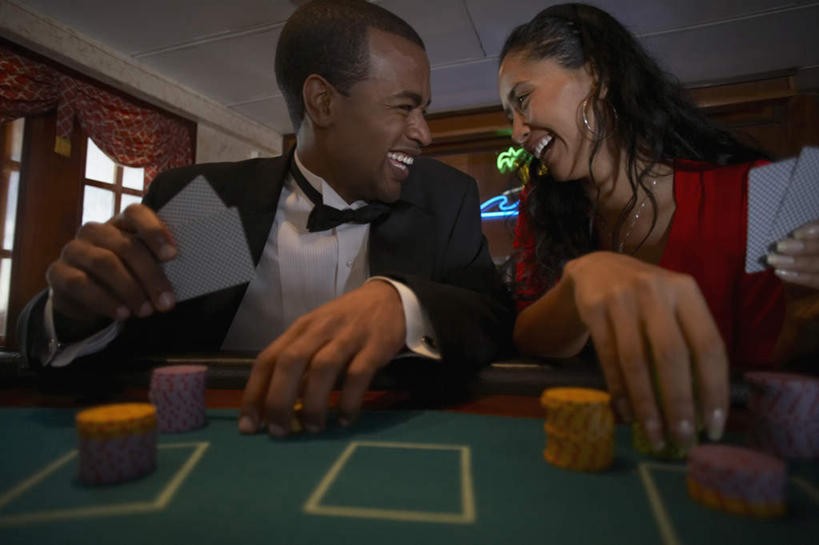 西方人,两个人,伙伴,朋友,坐,闭眼,笑,微笑,露齿笑,横图,室内,白天,正面,晚礼服,西装,游戏,友谊,赌博,贪欲,竞争,桌面,桌子,扑克牌,纸牌,玩具,扑克,欧洲,非洲,黑人,欧洲人,握,套装,正装,木制,拿,玩,拿着,扭头,注视,职业装,娱乐,刺激,装饰品,耳环,木制品,饰品,首饰,观察,看,转头,休闲,握着,筹码,观看,活动,计数,察看,发泄,关注,消遣,智力,赌具,积累,累积,21点,黑杰克,投机,侥幸,欲望,宣泄,筹马,耳饰,记数,友情,男人,男性,年轻男性,年轻女性,女人,女性,白种人,非洲人,闭眼睛,闭着眼,闭着眼睛,玩耍,嬉戏,坐着,半身,彩图,晚宴服,舞会服,洋服,洋装,夜礼服,二十一点,胜负,输赢