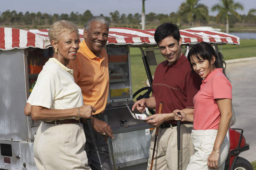 西方人,老年人,四个人,家庭,夫妻,站,笑,微笑,露齿笑,横图,室外,白天,正面,爱情,锻炼,旅游,度假,运动,草地,草坪,湖,湖泊,水,植物,棕榈树,叶子,欧洲,非洲,黑人,欧洲人,握,服装,高尔夫,高尔夫球,湖面,水流,水面,绿叶,浪漫,拿,拿着,注视,休闲装,娱乐,草,树,树木,衣服,绿色,自然,交通工具,湖水,观察,看,站着,享受,休闲,温暖,温馨,一家人,休闲服,嫩叶,恩爱,放松,握着,恋人,服饰,生长,成长,观看,和睦,察看,高尔夫球杆,关注,载具,室外运动,高尔夫车,户外运动,棕榈叶,高尔夫运动,高尔夫球具,高尔夫球车,高尔夫观光车,高尔夫用品,记分卡,老年男性,老年女性,男人,男性,年轻男性,年轻女性,女人,女性,白种人,非洲人,夫妇,情侣,叶,叶片,站立,半身,彩图,健身,伴侣,融洽