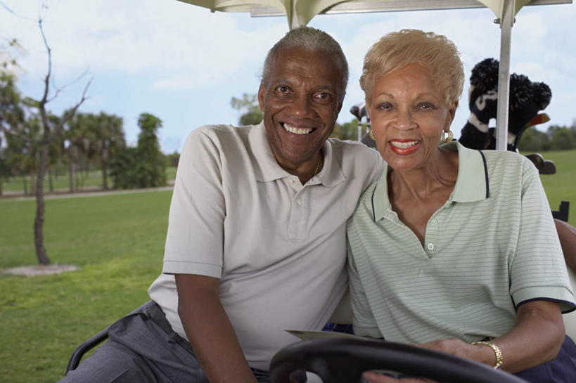 西方人,老年人,两个人,家庭,夫妻,坐,笑,微笑,露齿笑,横图,室外,白天,正面,爱情,锻炼,旅游,度假,运动,机器,仪器,草地,草坪,植物,欧洲,非洲,黑人,欧洲人,握,服装,时间,时钟,手表,云,云朵,球场,浪漫,拿,计时,云彩,拿着,注视,休闲装,娱乐,设备,高尔夫球场,装饰品,草,树,树木,衣服,蓝色,绿色,白云,蓝天,天空,自然,耳环,方向盘,饰品,首饰,钟表,交通工具,天,观察,驾驶,看,行驶,享受,休闲,温暖,温馨,一家人,休闲服,表,恩爱,放松,握着,恋人,服饰,生长,晴朗,成长,观看,腕表,和睦,控制,察看,关注,载具,室外运动,高尔夫车,绿茵场,户外运动,高尔夫球车,高尔夫观光车,高尔夫用品,记分卡,耳饰,老年男性,老年女性,男人,男性,女人,女性,非洲人,夫妇,情侣,钟,晴空,坐着,半身,彩图,健身,伴侣,融洽