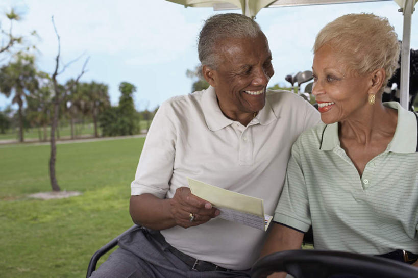 西方人,老年人,两个人,家庭,夫妻,坐,笑,微笑,露齿笑,横图,室外,白天,正面,爱情,锻炼,旅游,度假,运动,机器,仪器,草地,草坪,植物,欧洲,非洲,黑人,欧洲人,握,服装,时间,时钟,手表,云,云朵,球场,浪漫,拿,计时,云彩,拿着,注视,休闲装,娱乐,设备,高尔夫球场,装饰品,草,树,树木,衣服,蓝色,绿色,白云,蓝天,天空,自然,耳环,方向盘,饰品,首饰,钟表,交通工具,天,观察,驾驶,看,行驶,享受,休闲,温暖,温馨,一家人,休闲服,表,恩爱,放松,握着,恋人,服饰,生长,晴朗,成长,观看,腕表,和睦,控制,察看,关注,载具,室外运动,高尔夫车,绿茵场,户外运动,高尔夫球车,高尔夫观光车,高尔夫用品,记分卡,耳饰,老年男性,老年女性,男人,男性,女人,女性,非洲人,夫妇,情侣,钟,晴空,坐着,半身,彩图,健身,伴侣,融洽