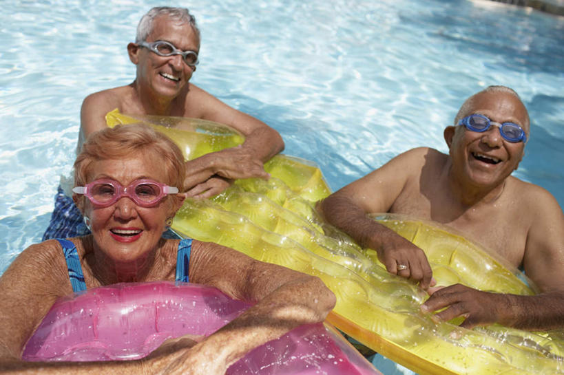 游泳,西方人,三个人,夫妻,伙伴,朋友,游泳池,站,笑,微笑,露齿笑,横图,俯视,室外,白天,泳装,爱情,友谊,水,床,欧洲,欧洲人,握,阴影,光线,救生圈,眼镜,影子,泳镜,塑料,水池,水面,浪漫,拿,拿着,注视,泳池,裸露,一个,阳光,塑料制品,游泳圈,游泳眼镜,观察,看,趴着,站着,气垫床,恩爱,握着,恋人,充气,单个,观看,察看,救生,关注,裸,连体泳衣,泅水,三副,友情,老年男性,老年女性,男人,男性,女人,女性,白种人,夫妇,情侣,趴,抬头,仰头,站立,半身,彩图,高角度拍摄,泳衣,伴侣