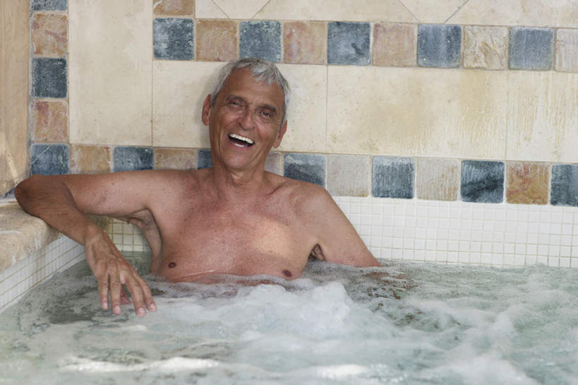 西方人,一个人,坐,笑,微笑,露齿笑,横图,室内,白天,正面,洗澡,水,欧洲,欧洲人,仅一个男性,仅一个人,阴影,飞溅,溅,反射,液体,影子,墙,水滴,注视,干净,裸露,墙壁,墙面,水珠,观察,看,靠,靠着,清洁,倚靠,仅一个老年男性,享受,健康,放松,保健,观看,察看,卫生,倚着,关注,喷洒,浴池,裸,泡汤,老年男性,男人,男性,白种人,坐着,半身,彩图,沐浴,混堂