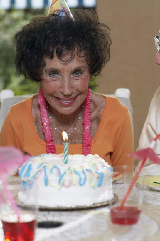 点心,果汁,西方人,一个人,坐,笑,微笑,露齿笑,竖图,室内,白天,正面,餐桌,桌子,草莓,杯子,蜡烛,项链,欧洲,欧洲人,仅一个女性,仅一个人,一根,阴影,服装,反射,光线,火焰,影子,烛光,墙,食品,饮品,燃烧,注视,休闲装,文化,墙壁,墙面,玻璃制品,装饰品,食物,糕点,饮料,一个,衣服,红色,饰品,首饰,水杯,生日蛋糕,点燃,观察,看,祈祷,休闲,休闲服,橙色,许愿,服饰,仅一个老年女性,单个,餐台,观看,纪念,祈求,草莓汁,察看,关注,可口,适口,平安,老年女性,女人,女性,白种人,玻璃杯,坐着,半身,彩图,蛋糕