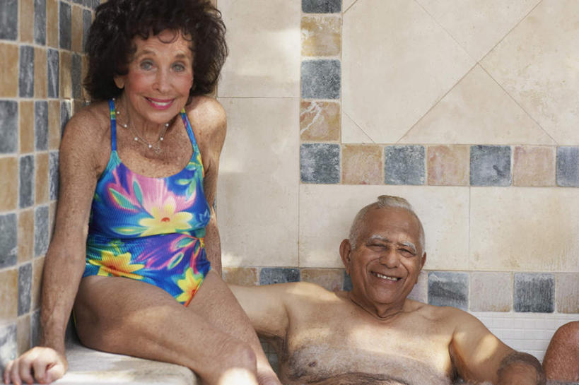 西方人,老年人,两个人,家庭,夫妻,坐,笑,微笑,露齿笑,横图,室内,白天,正面,泳装,爱情,洗澡,欧洲,欧洲人,阴影,反射,影子,墙,浪漫,注视,干净,裸露,墙壁,墙面,观察,看,清洁,享受,健康,温暖,温馨,一家人,恩爱,放松,保健,恋人,观看,和睦,察看,卫生,关注,浴池,裸,连体泳衣,泡汤,老年男性,老年女性,男人,男性,女人,女性,白种人,夫妇,情侣,坐着,半身,彩图,泳衣,沐浴,混堂,伴侣,融洽