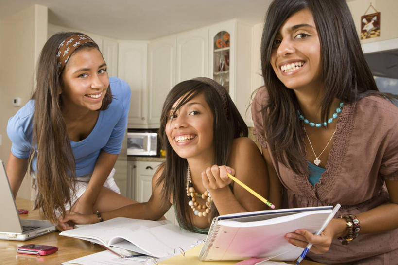 西方人,三个人,家庭,站,坐,笑,打电话,微笑,露齿笑,横图,室内,白天,正面,电脑,笔记本电脑,厨房,柜子,桌子,电话,手机,项链,欧洲,欧洲人,握,阴影,服装,装饰,反射,网络,笔,头饰,影子,办公用品,储物柜,拿,拿着,注视,休闲装,通讯设备,书桌,文具,装饰品,衣服,发箍,发饰,课桌,铅笔,饰品,手链,首饰,学习用品,观察,看,站着,休闲,温暖,温馨,一家人,休闲服,握着,服饰,手镯,课本,头箍,观看,华丽,修饰,一台,文具用品,点缀,和睦,察看,无线,教材,储存,关注,通信设备,无线网络,镯子,发卡,无线上网,便携式电脑,讲义,配饰,衬托,美观,雅致,雅观,储备,蕴藏,贮备,交流,手提电脑,年轻女性,女人,女性,白种人,沟通,通话,站立,坐着,半身,彩图,灶间,融洽,贮存