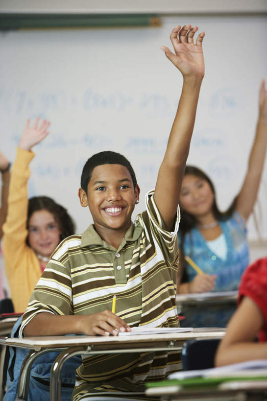 西方人,儿童,四个人,伙伴,朋友,学校,坐,举,笑,微笑,露齿笑,竖图,室内,白天,正面,友谊,纯洁,桌子,欧洲,非洲,黑人,欧洲人,一排,许多,阴影,服装,朦胧,模糊,整齐,反射,英文,笔,标志,文字,影子,字符,字母,墙,办公用品,很多,注视,休闲装,标识,书桌,校园,墙壁,墙面,文具,排列,小孩,衣服,课桌,铅笔,学习用品,黑板,观察,看,托,休闲,教室,同学,休闲服,可爱,童年,童趣,教学,服饰,课本,观看,英文字母,文具用品,察看,教材,校友,队列,关注,童真,讲义,烂漫,无邪,同窗,学友,耐磨,教学黑板,天真,友情,男孩,男人,男性,女孩,女人,女性,白种人,非洲人,孩子,举起,举手,举着,向上举,向上伸,向上托,坐着,半身,彩图,男生,女生