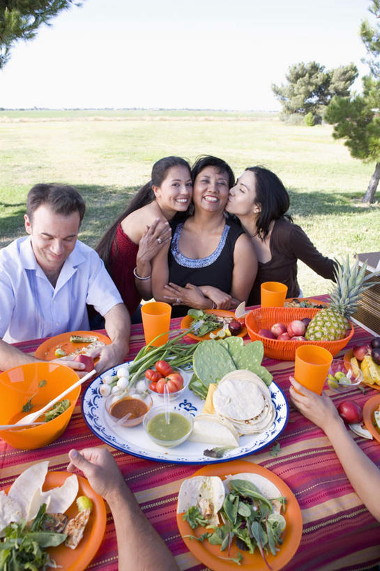 西方人,四个人,伙伴,朋友,坐,抱,笑,吻,微笑,露齿笑,竖图,俯视,室外,白天,爱情,烹饪,西餐,友谊,草地,草坪,植物,餐桌,桌子,杯子,餐具,欧洲,欧洲人,许多,阴影,服装,光线,碟子,盘,影子,塑料,料理,食品,很多,浪漫,注视,休闲装,菜肴,美食,草,树,树木,食物,衣服,蓝色,绿色,蓝天,天空,阳光,自然,盘子,塑料制品,碟,天,观察,看,休闲,温暖,温馨,休闲服,恩爱,西式,恋人,服饰,佳肴,生长,晴朗,成长,餐台,抱着,观看,塑料杯,和睦,察看,搂着,关注,万里无云,友情,男人,男性,年轻女性,女人,女性,中年男性,中年女性,白种人,情侣,晴空,晴空万里,怀抱,搂,搂抱,亲,亲吻,相抱,拥抱,坐着,半身,彩图,高角度拍摄,伴侣,融洽