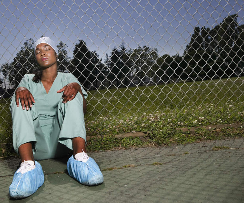 西方人,一个人,医生,坐,闭眼,横图,室外,白天,正面,工作服,制服,草地,草坪,植物,帽子,欧洲,非洲,黑人,欧洲人,仅一个年轻女性,仅一个女性,仅一个人,阴影,光线,影子,铁丝网,地面,草,树,树木,蓝色,绿色,蓝天,天空,阳光,自然,天,医护人员,医疗人员,生长,晴朗,成长,鞋套,医生帽,万里无云,一顶,工作制服,年轻女性,女人,女性,非洲人,大夫,晴空,晴空万里,闭眼睛,闭着眼,闭着眼睛,坐着,彩图,全身,工作套服,鞋罩,一次性鞋套