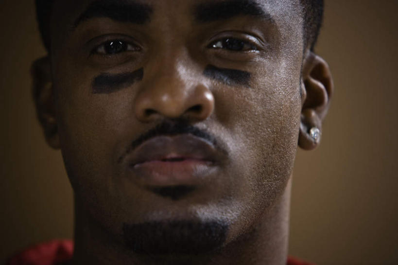 西方人,脸,头,脸颊,胡须,一个人,拳击手,横图,室内,特写,白天,正面,锻炼,比赛,运动,拳击,欧洲,非洲,黑人,欧洲人,仅一个男性,仅一个人,艺术,彩绘,注视,文化,仅一个年轻男性,红色,观察,看,披风,摄影,影棚,褐色背景,观看,察看,关注,人体彩绘,美观,纹身彩绘,体育,男人,男性,年轻男性,非洲人,头部,胡子,小胡子,脸部,脸蛋,面部,拳击家,拳击运动员,半身,彩图,影棚拍摄,健身,拍摄,比赛披风,出场服,拳击出场服,拳击披风,拳击战袍,武术战袍,战袍