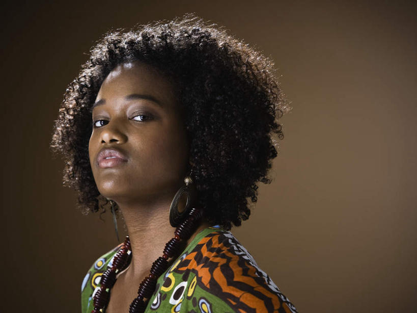 西方人,脸,头,脸颊,头发,一个人,站,横图,室内,特写,白天,侧面,骄傲,欧洲,非洲,黑人,欧洲人,仅一个年轻女性,仅一个女性,仅一个人,服装,棕色,扭头,注视,休闲装,装饰品,衣服,耳环,饰品,首饰,观察,看,站着,转头,休闲,休闲服,摄影,服饰,影棚,褐色背景,观看,察看,关注,耳饰,高傲,自豪,自满,年轻女性,女人,女性,非洲人,头部,卷发,脸部,脸蛋,面部,站立,半身,彩图,影棚拍摄,拍摄,短发