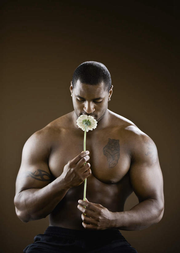 西方人,肌肉,健壮,一个人,坐,闭眼,竖图,室内,白天,正面,时尚,快乐,幸福,欧洲,非洲,黑人,欧洲人,仅一个男性,仅一个人,握,裤子,盛开,玛格丽特,拿,花蕾,拿着,文化,闻,裸露,纹身,雏菊,花,花瓣,花朵,鲜花,仅一个年轻男性,一朵,花苞,花蕊,健康,菊花,个性,活力,力量,握着,信仰,青春,希望,嗅,坚强,强壮,刺青,裸,追求,和平,想象,离别,延命菊,幸福花,春菊,马兰头花,文身,勇气,崇拜,张扬,暗恋,纯情,单恋,天真,男人,男性,年轻男性,非洲人,闭眼睛,闭着眼,闭着眼睛,坐着,半身,彩图,愉快