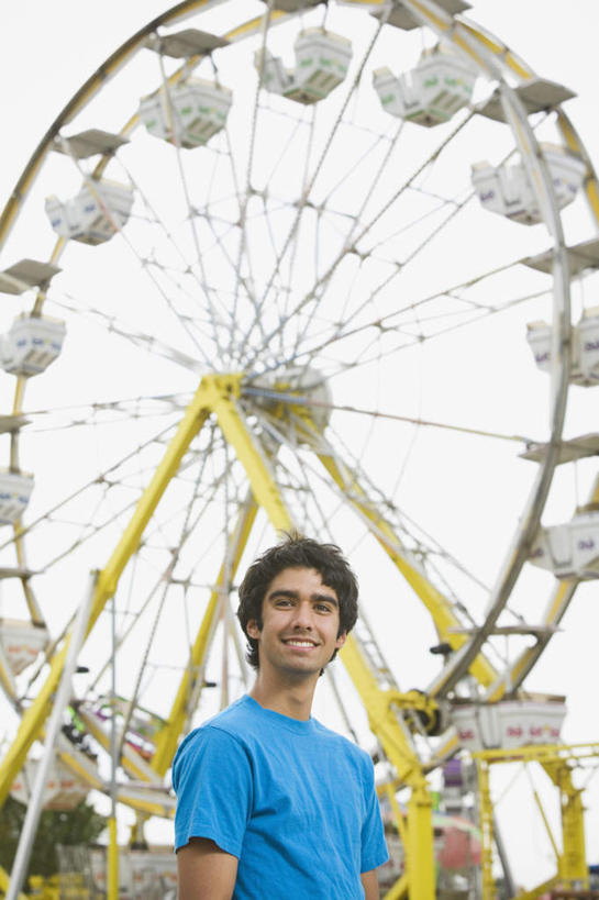 西方人,一个人,游乐园,站,笑,微笑,露齿笑,竖图,室外,白天,正面,度假,游戏,美景,城市风光,城市,游乐场,欧洲,狂欢节,欧洲人,仅一个男性,仅一个人,服装,节日,朦胧,模糊,庆祝,景观,摩天轮,玩,注视,休闲装,文化,娱乐,仅一个年轻男性,衣服,蓝色,观察,看,站着,庆典,享受,休闲,休闲服,景色,放松,服饰,游乐设施,观看,活动,纪念,察看,发泄,关注,消遣,智力,嘉年华,费里斯大转轮,宣泄,乐园,游艺设施,男人,男性,年轻男性,白种人,玩耍,嬉戏,站立,半身,彩图