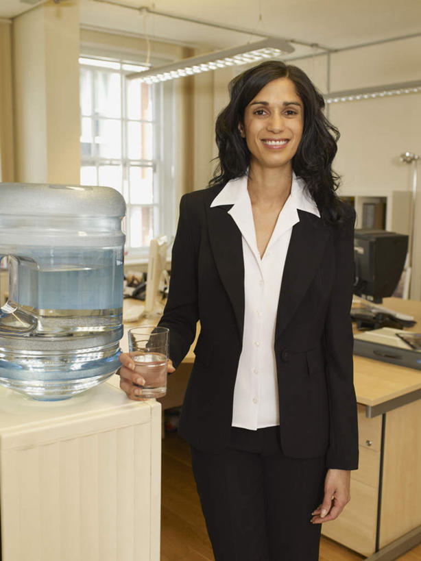 一个人,商务人士,商务女性,办公室,站,笑,微笑,露齿笑,竖图,室内,白天,正面,水,窗户,家具,桌子,杯子,亚洲,仅一个女性,仅一个人,握,套装,电器,桶,液体,塑料,办公桌,墙,拿,拿着,注视,饮用水,玻璃窗,墙壁,墙面,玻璃制品,容器,水杯,塑料制品,纯净水,矿泉水,观察,看,站着,仅一个中年女性,握着,观看,储藏,塑料桶,察看,家电,家用电器,饮水机,储存,关注,桶装水,商务装,工薪阶层,蒸馏水,办公家具,女人,女性,中年女性,亚洲人,印度人,白领,上班族,玻璃杯,站立,半身,彩图,贮存