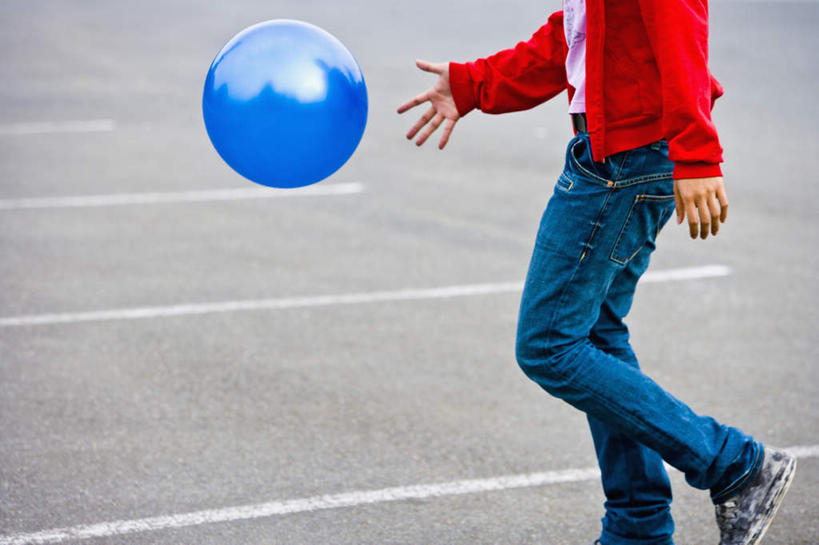 东方人,一个人,走,投,横图,室外,白天,侧面,游戏,玩具,亚洲,仅一个男性,仅一个人,服装,玩,休闲装,黄种人,娱乐,仅一个年轻男性,衣服,休闲,休闲服,橡胶,益智,服饰,皮球,活动,发泄,消遣,智力,橡胶制品,宣泄,空心球,男人,男性,年轻男性,亚洲人,步行,抛,扔,撒,散步,玩耍,嬉戏,掷,走路,半身,彩图