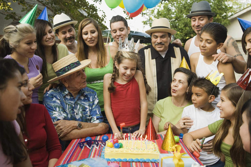 点心,西方人,儿童,老年人,夫妻,母亲,父亲,女儿,祖母,祖父,三代同堂,站,坐,抱,笑,微笑,露齿笑,横图,室外,白天,正面,爱情,纯洁,植物,餐桌,桌子,皇冠,蜡烛,礼盒,礼物,帽子,欧洲,欧洲人,阴影,纸质,服装,装饰,光线,布料,草帽,火焰,影子,纸盒,烛光,塑料,食品,许多人,浪漫,燃烧,布纹,注视,休闲装,文化,生日帽,祖孙三代,盒子,桌布,树,树木,食物,糕点,小孩,衣服,绿色,自然,包装盒,餐巾,气球,塑料制品,礼品盒,台布,生日蛋糕,点燃,观察,看,祈祷,站着,一群人,休闲,温暖,温馨,父女,母女,休闲服,橡胶,恩爱,父爱,可爱,母爱,童年,童趣,许愿,恋人,服饰,礼品,生长,奶奶,爷爷,成长,餐台,抱着,观看,纪念,祖孙,华丽,修饰,祈求,点缀,和睦,权威,察看,小丑帽,搂着,高贵,关注,童真,橡胶制品,烂漫,无邪,外婆,外孙女,外祖母,外公,外祖父,外孙,三角帽,狂欢帽,派对帽,聚会帽,纸帽,外孙子,衬托,美观,雅致,雅观,权力,统治,平安,天真,老年男性,老年女性,男孩,男人,男性,年轻男性,年轻女性,女孩,女人,女性,白种人,孩子,年轻人,夫妇,情侣,全家福,孙女,孙子,王冠,搂,搂抱,站立,坐着,半身,彩图,伴侣,融洽,蛋糕,男生,女生,爸爸,多代同堂,妈妈