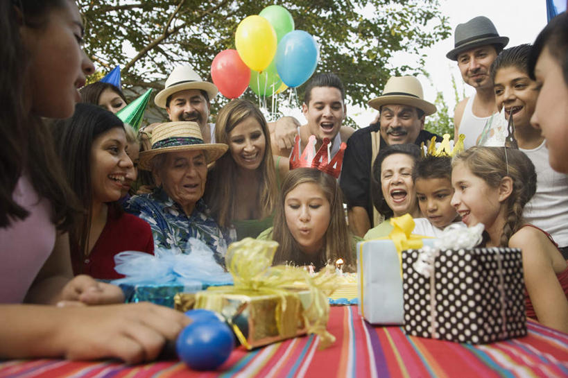 点心,西方人,儿童,老年人,嘴,夫妻,母亲,父亲,女儿,祖母,祖父,三代同堂,站,坐,闭眼,抱,笑,微笑,露齿笑,横图,室外,白天,正面,爱情,纯洁,植物,餐桌,桌子,皇冠,蜡烛,礼盒,礼物,帽子,欧洲,欧洲人,阴影,纸质,服装,装饰,光线,布料,草帽,火焰,影子,纸盒,烛光,塑料,食品,许多人,浪漫,燃烧,布纹,注视,休闲装,文化,生日帽,祖孙三代,盒子,桌布,树,树木,食物,糕点,小孩,衣服,绿色,自然,包装盒,餐巾,气球,塑料制品,礼品盒,台布,生日蛋糕,吹,点燃,嘟嘴,观察,看,祈祷,站着,一群人,休闲,温暖,温馨,父女,母女,休闲服,撅嘴,橡胶,恩爱,父爱,可爱,母爱,童年,童趣,许愿,恋人,服饰,礼品,生长,奶奶,爷爷,成长,餐台,抱着,观看,纪念,祖孙,华丽,修饰,祈求,点缀,和睦,权威,察看,小丑帽,搂着,高贵,关注,童真,橡胶制品,烂漫,无邪,外婆,外孙女,外祖母,外公,外祖父,外孙,三角帽,狂欢帽,派对帽,聚会帽,纸帽,外孙子,衬托,美观,雅致,雅观,权力,统治,平安,天真,老年男性,老年女性,男孩,男人,男性,年轻男性,年轻女性,女孩,女人,女性,白种人,孩子,年轻人,嘴巴,嘴唇,夫妇,情侣,全家福,孙女,孙子,王冠,闭眼睛,闭着眼,闭着眼睛,搂,搂抱,站立,坐着,半身,彩图,伴侣,融洽,蛋糕,男生,女生,爸爸,多代同堂,妈妈