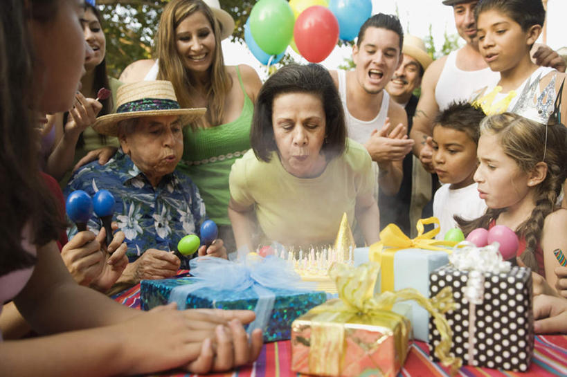 点心,西方人,儿童,老年人,嘴,夫妻,母亲,父亲,女儿,祖母,祖父,三代同堂,站,坐,闭眼,抱,笑,微笑,露齿笑,横图,室外,白天,正面,爱情,纯洁,植物,餐桌,桌子,皇冠,蜡烛,礼盒,礼物,帽子,欧洲,欧洲人,阴影,纸质,服装,装饰,光线,布料,草帽,火焰,影子,纸盒,烛光,塑料,食品,许多人,浪漫,燃烧,布纹,注视,休闲装,文化,生日帽,祖孙三代,盒子,桌布,树,树木,食物,糕点,小孩,衣服,绿色,自然,包装盒,餐巾,气球,塑料制品,礼品盒,台布,生日蛋糕,吹,点燃,嘟嘴,观察,看,祈祷,站着,一群人,休闲,温暖,温馨,父女,母女,休闲服,撅嘴,橡胶,恩爱,父爱,可爱,母爱,童年,童趣,许愿,恋人,服饰,礼品,生长,奶奶,爷爷,成长,餐台,抱着,观看,纪念,祖孙,华丽,修饰,祈求,点缀,和睦,权威,察看,小丑帽,搂着,高贵,关注,童真,橡胶制品,烂漫,无邪,外婆,外孙女,外祖母,外公,外祖父,外孙,三角帽,狂欢帽,派对帽,聚会帽,纸帽,外孙子,衬托,美观,雅致,雅观,权力,统治,平安,天真,老年男性,老年女性,男孩,男人,男性,年轻男性,年轻女性,女孩,女人,女性,白种人,孩子,年轻人,嘴巴,嘴唇,夫妇,情侣,全家福,孙女,孙子,王冠,闭眼睛,闭着眼,闭着眼睛,搂,搂抱,站立,坐着,半身,彩图,伴侣,融洽,蛋糕,男生,女生,爸爸,多代同堂,妈妈