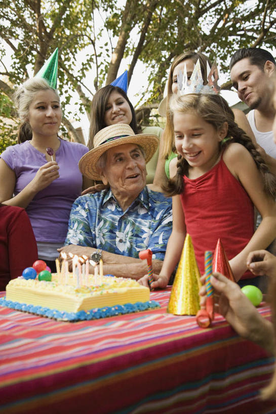 点心,西方人,儿童,老年人,夫妻,母亲,父亲,女儿,祖母,祖父,三代同堂,站,坐,抱,笑,微笑,露齿笑,竖图,室外,白天,正面,爱情,纯洁,植物,餐桌,桌子,皇冠,蜡烛,礼盒,礼物,帽子,欧洲,欧洲人,阴影,纸质,服装,装饰,光线,布料,草帽,火焰,影子,纸盒,烛光,塑料,食品,许多人,浪漫,燃烧,布纹,注视,休闲装,文化,生日帽,祖孙三代,盒子,桌布,树,树木,食物,糕点,小孩,衣服,绿色,自然,包装盒,餐巾,气球,塑料制品,礼品盒,台布,生日蛋糕,点燃,观察,看,祈祷,站着,一群人,休闲,温暖,温馨,父女,母女,休闲服,橡胶,恩爱,父爱,可爱,母爱,童年,童趣,许愿,恋人,服饰,礼品,生长,奶奶,爷爷,成长,餐台,抱着,观看,纪念,祖孙,华丽,修饰,祈求,点缀,和睦,权威,察看,小丑帽,搂着,高贵,关注,童真,橡胶制品,烂漫,无邪,外婆,外孙女,外祖母,外公,外祖父,外孙,三角帽,狂欢帽,派对帽,聚会帽,纸帽,外孙子,衬托,美观,雅致,雅观,权力,统治,平安,天真,老年男性,老年女性,男孩,男人,男性,年轻男性,年轻女性,女孩,女人,女性,白种人,孩子,年轻人,夫妇,情侣,全家福,孙女,孙子,王冠,搂,搂抱,站立,坐着,半身,彩图,伴侣,融洽,蛋糕,男生,女生,爸爸,多代同堂,妈妈