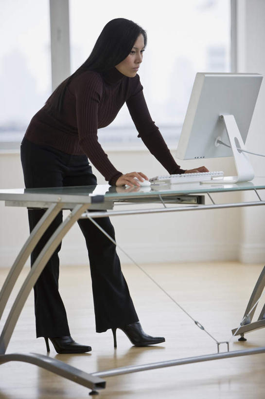 东方人,一个人,商务人士,商务女性,办公室,站,竖图,室内,白天,正面,高跟鞋,时尚,电脑,显示器,鼠标,键盘,窗户,家具,桌子,鞋子,亚洲,仅一个年轻女性,仅一个女性,仅一个人,弯腰,握,套装,网络,办公桌,注视,黄种人,输入设备,通讯设备,玻璃窗,观察,看,站着,台式电脑,握着,观看,察看,关注,时髦,通信设备,商务装,工薪阶层,输出设备,办公家具,弯身,时兴,电脑一体机,年轻女性,女人,女性,亚洲人,白领,上班族,站立,彩图,全身