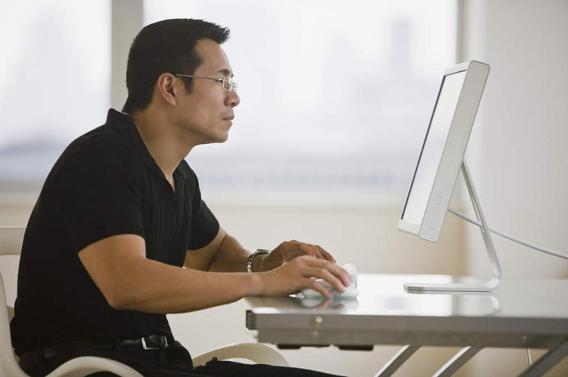 东方人,一个人,商务人士,商务男性,办公室,坐,横图,室内,白天,侧面,衬衫,电脑,显示器,鼠标,窗户,家具,桌子,椅子,亚洲,仅一个男性,仅一个人,仅一个中年男性,敲打,握,套装,朦胧,模糊,时间,网络,时钟,手表,眼镜,办公桌,计时,注视,黄种人,输入,输入设备,通讯设备,玻璃窗,会议椅,钟表,打字,观察,看,表,台式电脑,握着,观看,点击,敲击,办公椅,腕表,察看,关注,通信设备,商务装,近视眼镜,工薪阶层,输出设备,办公家具,商务椅,培训椅,电脑一体机,按键,男人,男性,中年男性,亚洲人,白领,上班族,钟,坐着,半身,彩图,衬衣