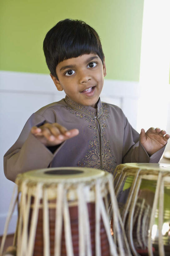 儿童,一个人,站,笑,微笑,露齿笑,竖图,室内,白天,正面,纯洁,亚洲,仅一个男性,仅一个人,服装,风俗,朦胧,模糊,民俗,墙,鼓,乐器,注视,休闲装,墙壁,墙面,小孩,衣服,白色,观察,看,站着,仅一个小孩,休闲,休闲服,可爱,童年,童趣,服饰,观看,打击乐器,察看,节奏,节拍,关注,童真,烂漫,无邪,非洲鼓,民风,传统乐器,蓝宝石,天真,男孩,男人,男性,亚洲人,印度人,孩子,站立,半身,彩图,男生